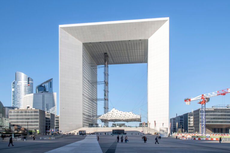 Vue de l’Arche de La Défense, symbole du quartier d’affaires de Paris
