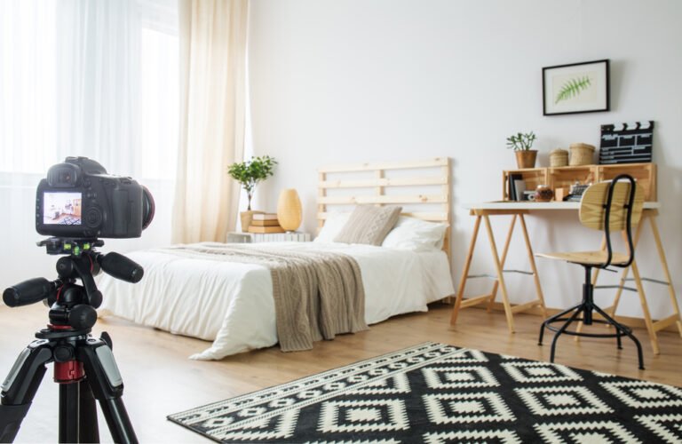 Photo Airbnb professionnelle d'une chambre moderne et lumineuse avec lit bien fait et décoration soignée
