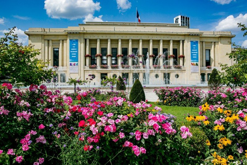 Vue de la ville de Puteaux avec le quartier de La Défense en arrière-plan, idéale pour la location courte durée Airbnb